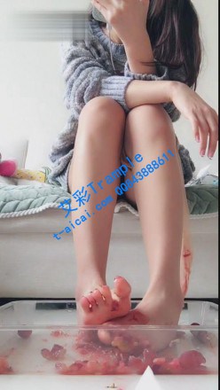 女神筱筱直播秀，踩草莓踩葡萄，丝足裸足踩_绳艺库视频下载