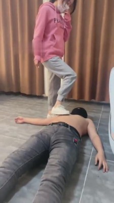 【逗逗】极致窒息专场-全体重踩脖子/踩脸鼻 bf6515_绳艺库视频下载