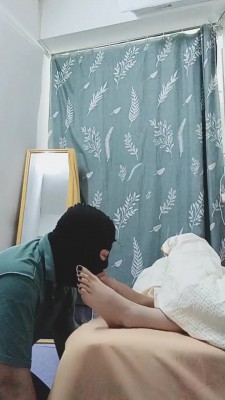 【美娜格格】家奴舔脚伺候起床 bf22732_绳艺库视频下载