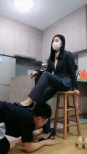 套路直播视频【御神】开发银行女职员-脚喂酸奶【双视角版】 bf24557_绳艺库视频下载