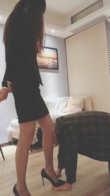 套路直播视频【美娜格格】银行女职员高跟踩/肉丝捂脸【双视角版】 bf25108_绳艺库视频下载