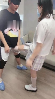 【欣欣】白丝萝莉主踢裆贱狗舔脚 bf17514_绳艺库视频下载