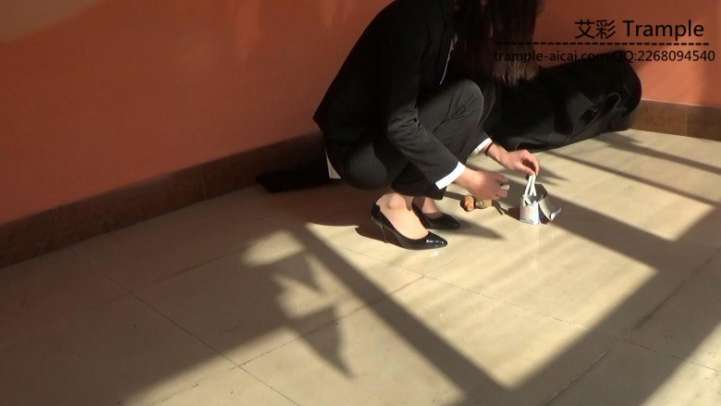 高跟肉丝木板物品粉碎_绳艺库视频下载