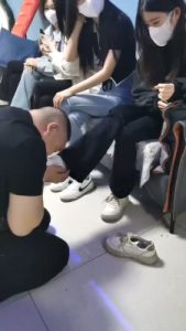 【精神小妹】4素人学生S-轮流原味脚深喉/踩踏/气味羞辱 bf27560_绳艺库视频下载