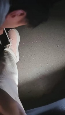 【奶味小仙女】电影院舔鞋舔脚调 bf22552_绳艺库视频下载