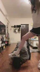 【梦二】学生S贝壳头白袜羞辱师兄 bf13996_绳艺库视频下载