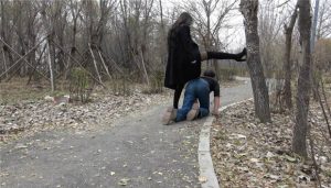 【冷柔】公园暴踢老贱狗，艺术耳光_绳艺库视频下载