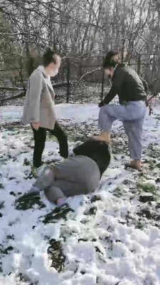 【蒂娜】双女王户外暴打 bf20770_绳艺库视频下载