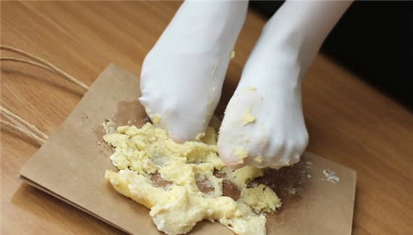 漂亮小妹妹白丝踩蛋糕_绳艺库视频下载