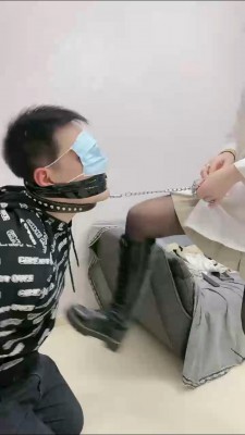 套路直播视频【Q月s】黑丝全体重踩/丝袜塞嘴/原味窒息/强制闻鞋 bf25721_绳艺库视频下载