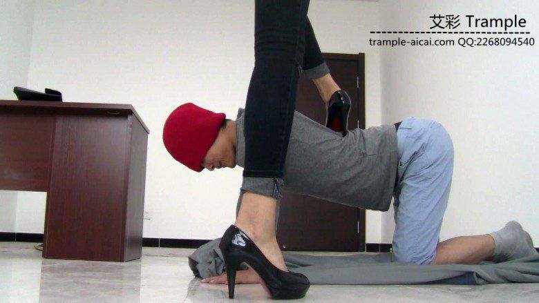 跪舔冰冰女主黑高跟做鞋垫膜拜高跟被践踏！_绳艺库视频下载