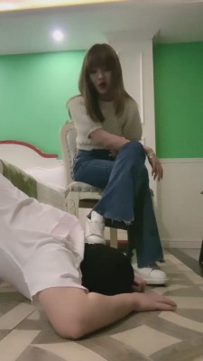 【路子】小白鞋踩踏丝袜喂食/牛仔裤坐脸【完整版】 bf8148_绳艺库视频下载