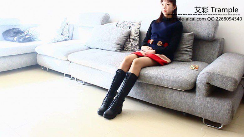贱狗跪舔00后天使女主长靴被全体重踩下面！_绳艺库视频下载