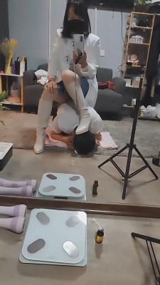 【乐姐】严惩家奴/强制喝升水 bf10030_绳艺库视频下载