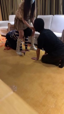 【伊妮】双S-骑马轮流耳光/鞭打闻臭脚【双视角版】 bf27228_绳艺库视频下载