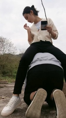 套路直播视频【小小小魔女】户外骑马-树枝抽-棉袜捂脸-舔鞋踩踏 bf26044_绳艺库视频下载