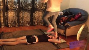 素人髒耐克玩踩女m！_绳艺库视频下载