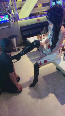 【爱神】女老板KTV把下属虐废-舔丝足/浓痰/高跟鞋喝酒 bf8945_绳艺库视频下载