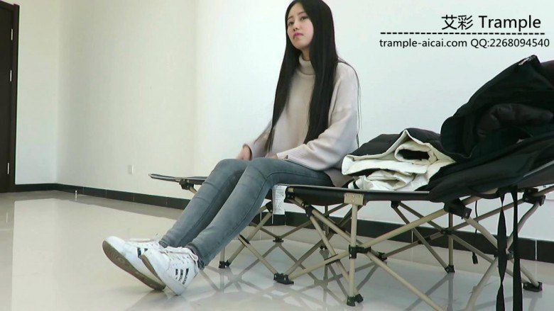 超漂亮老师天依女主棉袜堵嘴，裸足踩脸！_绳艺库视频下载