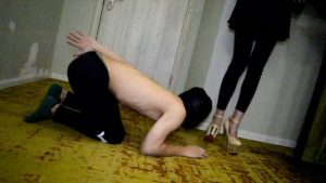 『奴隶岛』—萱萱防狼铆钉高跟踩,不怒而威的极致语言控制_绳艺库视频下载