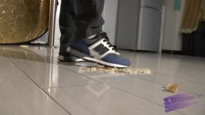 小月第一次 运动鞋踩面包喂奴隶_绳艺库视频下载