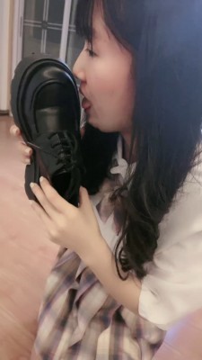 套路直播视频【貂蝉】开发闺蜜下跪/喝圣水/舔jio/吃袜子 bf25837_绳艺库视频下载