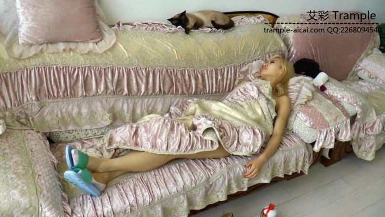 黑冰酒醉后偷舔船袜_绳艺库视频下载