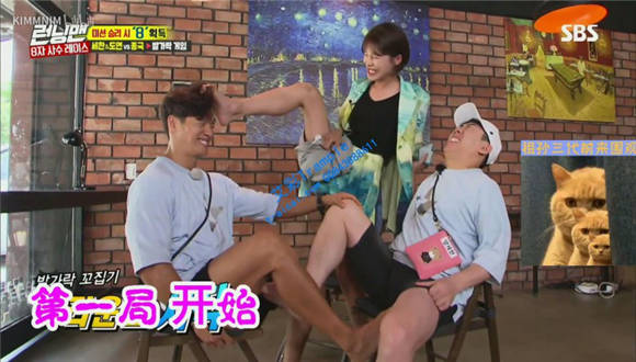 韩国综艺恋足踩踏，比国内的开放，智孝也在玩_绳艺库视频下载