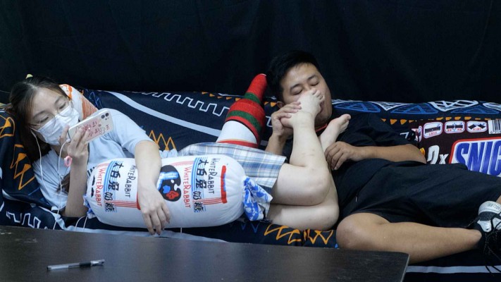 【第5风格】日常在沙发上舔00后嫩脚 YC-230112-4_绳艺库视频下载