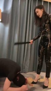 套路直播视频【筱月】皮衣车模高跟全体重踩/吃烟灰/喝圣水 bf24646_绳艺库视频下载