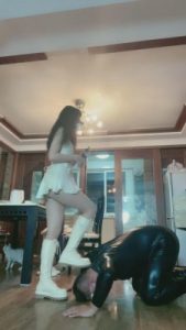 【月影儿】长腿车模脏长靴踩狗 bf11553_绳艺库视频下载