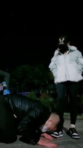 【雪琪琪】平安夜户外玩狗 bf22229_绳艺库视频下载