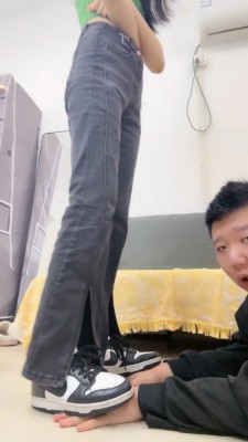 套路直播视频【素人星探】运动鞋白袜全体重踩-强制闻鞋窝白袜脚-棉袜塞嘴 bf26544_绳艺库视频下载