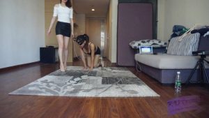 『小妮女女』小妮S超性感高跟，极度虐踩母狗(超细鞋跟全体重）_绳艺库视频下载