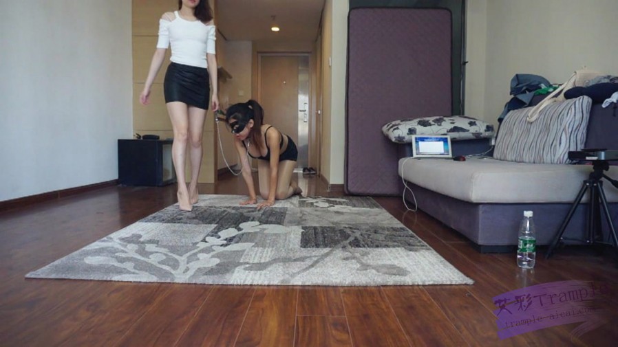 『小妮女女』小妮S超性感高跟，极度虐踩母狗(超细鞋跟全体重）_绳艺库视频下载