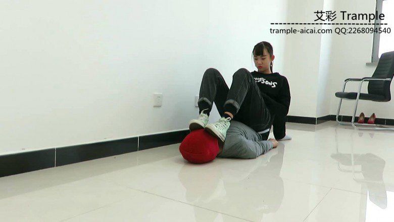 00后天使女主坐在人体家具上玩游戏，舔裸足！_绳艺库视频下载