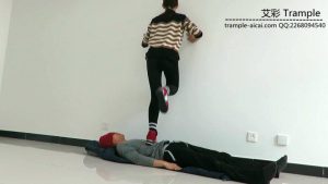 00后女主运动鞋跑踏人体软垫骑乘休息！_绳艺库视频下载