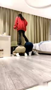 【海绵大大】小白鞋女神VS双M-转胯骑马/丝袜塞嘴数据线抽 JS23051710_绳艺库视频下载