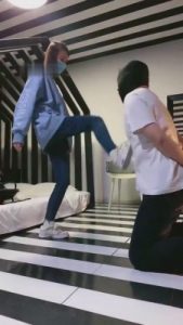 【Q月s】反绑双手运动女生重度踢踹 bf7491_绳艺库视频下载