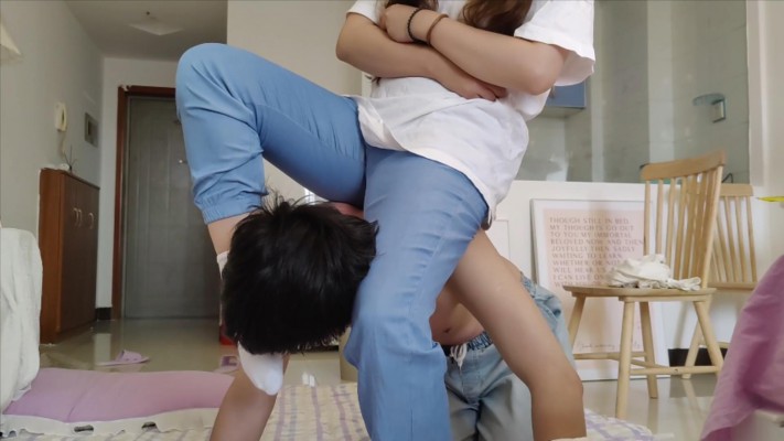 【子怡】用鞋袜给毯子胸口刮痧 YC-220602-4_绳艺库视频下载