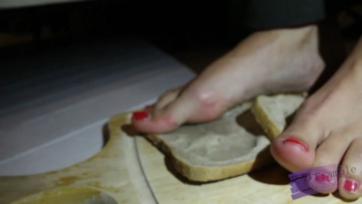 ）性感高跟玉足踩方包，包子混合着脚和鞋底的香气一定问道很好_绳艺库视频下载