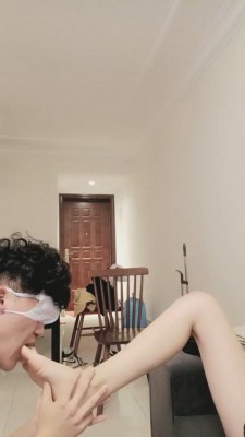 【元芷】奶狗裸足舔的好-奖励踩踏 bf2762_绳艺库视频下载