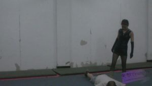 黑皮衣狠辣女警潜入（2）—高抬腿踩脖子踩死吐血_绳艺库视频下载