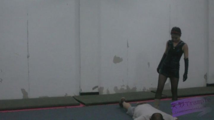 黑皮衣狠辣女警潜入（2）—高抬腿踩脖子踩死吐血_绳艺库视频下载