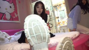 【校园女流氓】Baby POV舔脏鞋闻臭短丝_绳艺库视频下载