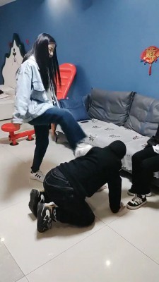 套路直播视频【吴迪】双学生S-运动鞋艺术踢踹/踩/舔脏鞋臭脚 bf25292_绳艺库视频下载