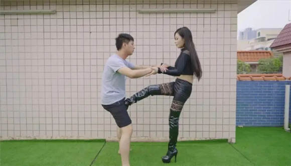 『奴隶岛』—〔Magic︱Mirror 魔镜少女〕—长靴踢废出轨的老公_绳艺库视频下载