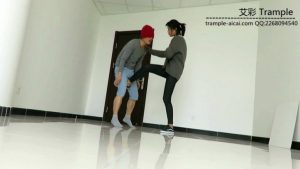 媛媛女主骑乘，踢裆、船袜踩脸！_绳艺库视频下载