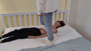 【猫猫大人工作室】姐姐单独调教瘦m，在身上踩鞋印 YC-211127-2_绳艺库视频下载