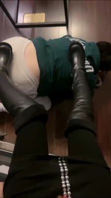 套路直播视频【暴躁小溪】姐妹花-骑马长靴踩/强制闻鞋舔臭脚【双视角版】bf26131_绳艺库视频下载